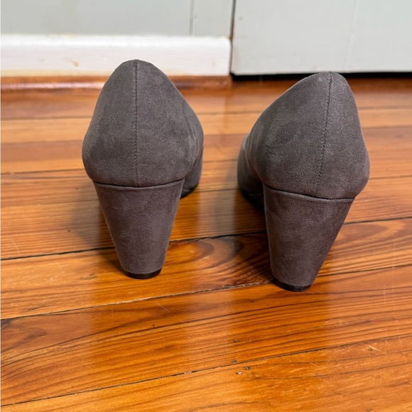 ⭐️3/$25⭐️ Chinese Laundry Velvet Wedge Pumps - Picture 4 of 9